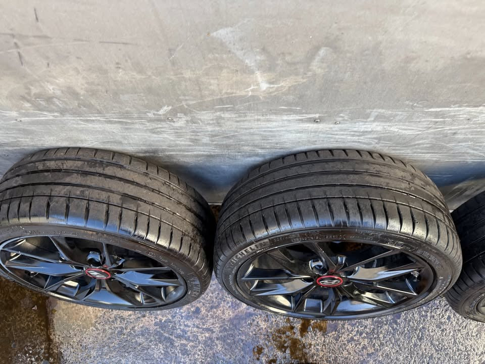 Hyundai Veloster 18” Black Alloy Wheels with Michellin Tyres
