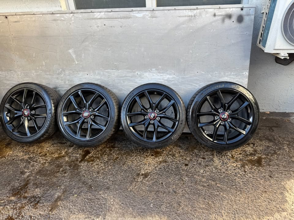 Hyundai Veloster 18” Black Alloy Wheels with Michellin Tyres