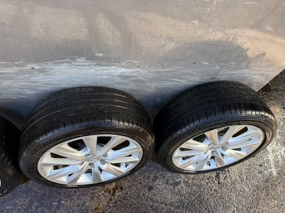 Lexus 17” Alloy Wheels with Excellent Tyres
