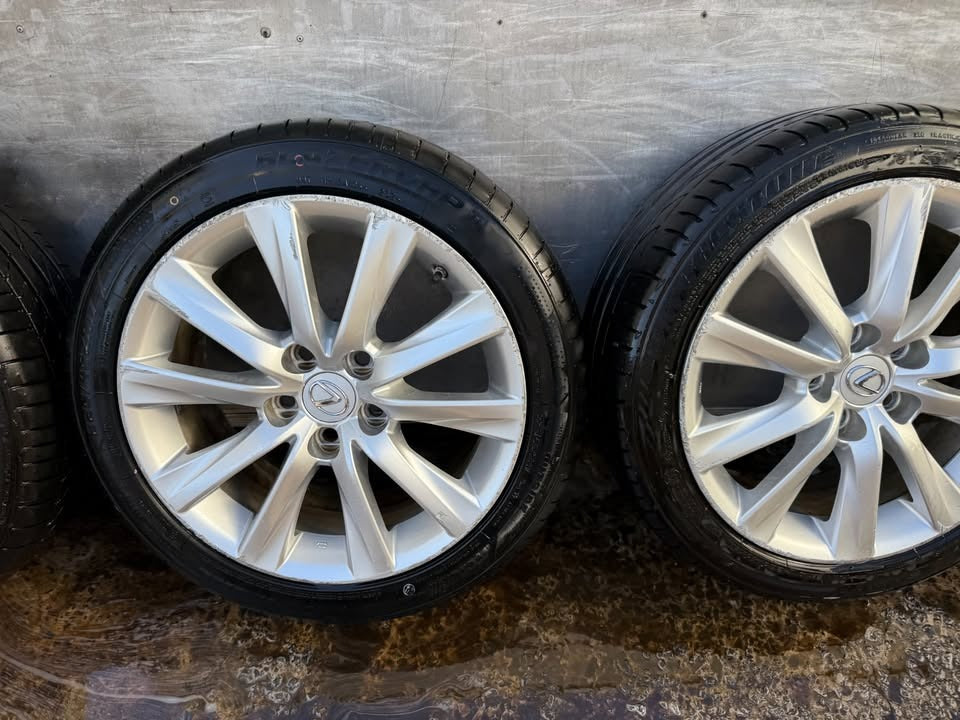 Lexus 17” Alloy Wheels with Excellent Tyres
