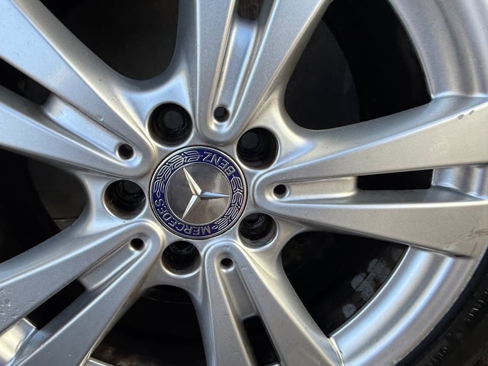 Mercedes 17” Alloy Wheels with Excellent Tyres
