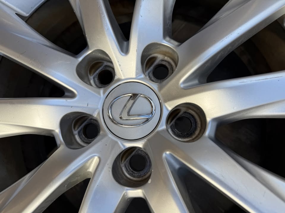 Lexus 17” Alloy Wheels with Excellent Tyres