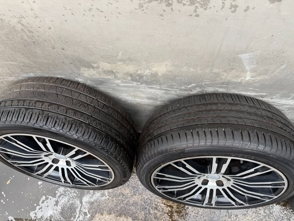 Land Rover Range Rover 22” Alloy Wheels with Excellent Tyres