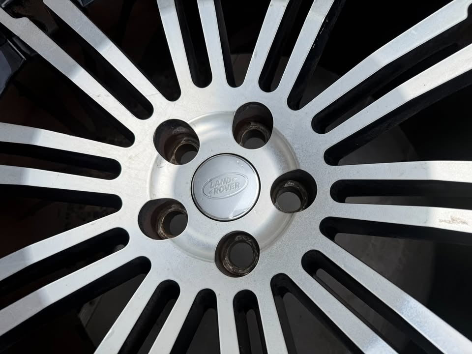 Land Rover Range Rover 22” Alloy Wheels with Excellent Tyres