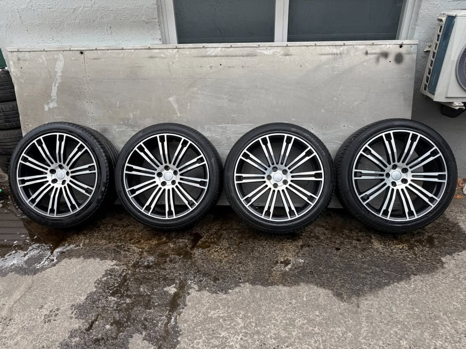 Land Rover Range Rover 22” Alloy Wheels with Excellent Tyres