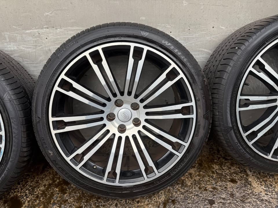 Land Rover Range Rover 22” Alloy Wheels with Excellent Tyres