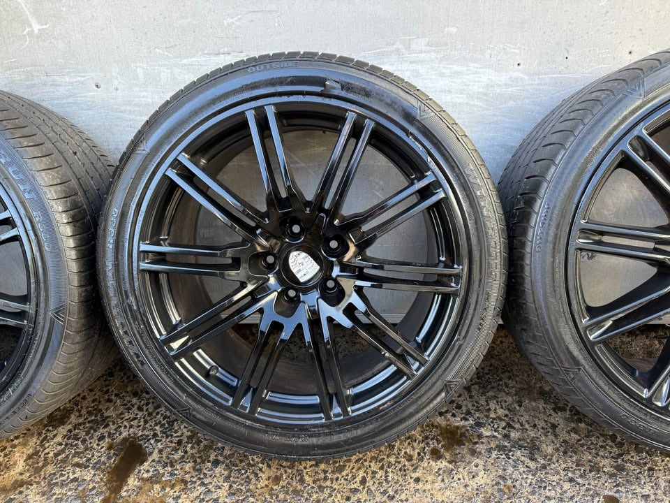 Porsche Cayenne 21” Alloy Wheels with Tyres