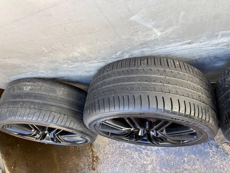 Porsche Cayenne 21” Alloy Wheels with Tyres