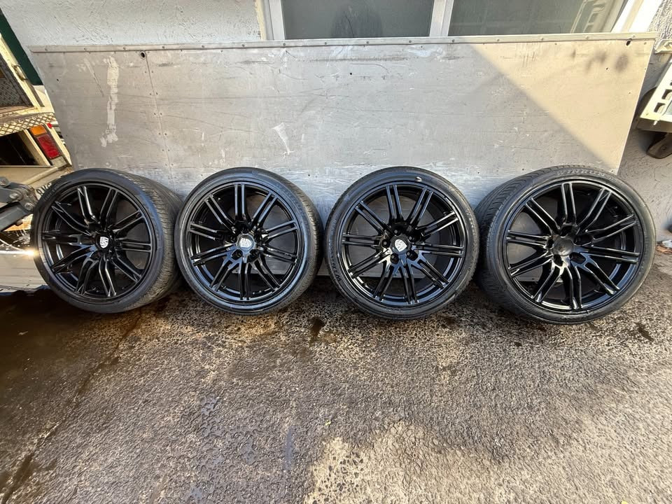 Porsche Cayenne 21” Alloy Wheels with Tyres