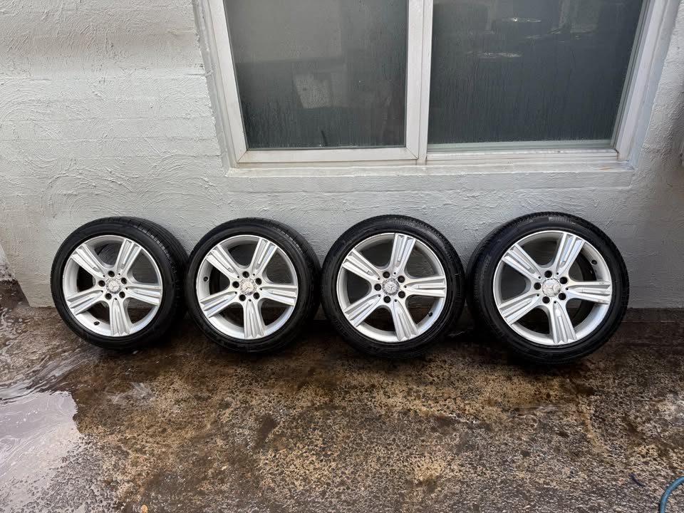 Mercedes Benz Staggered 17” Alloy Wheels with Excellent Tyres