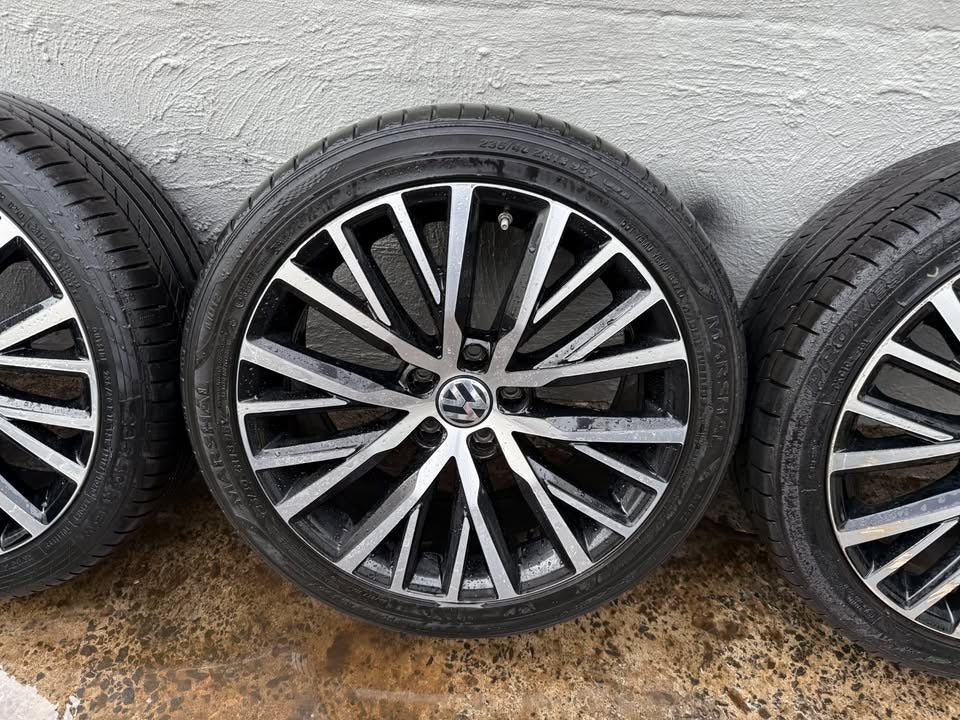 Volkswagen Passat 18" Alloy Wheels with Good Tyres