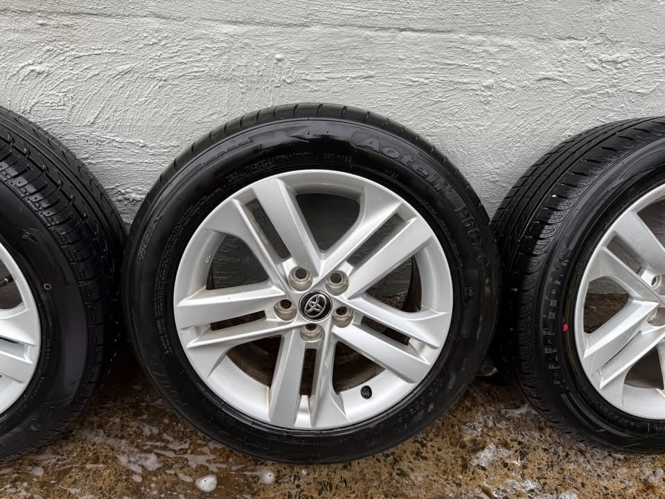 Toyota Corolla 16" Alloy Wheels with Excellent Tyres