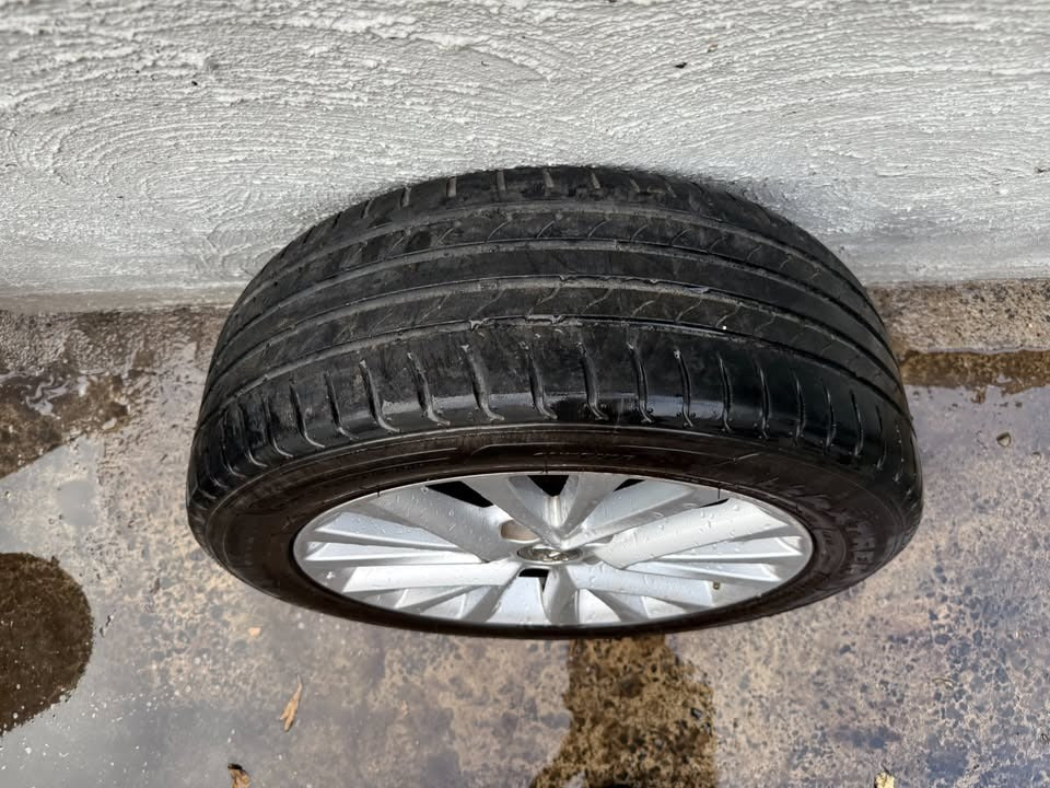 Toyota Aurion 17" Alloy Wheel with Tyre
