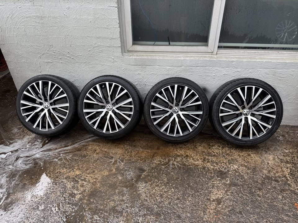 Volkswagen Passat 18" Alloy Wheels with Good Tyres