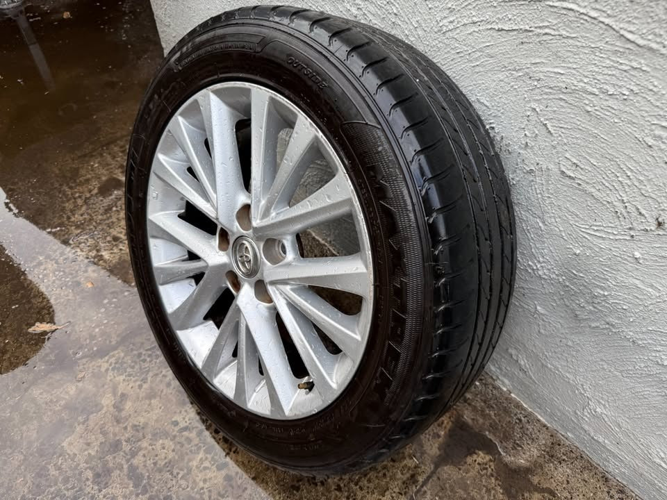 Toyota Aurion 17" Alloy Wheel with Tyre