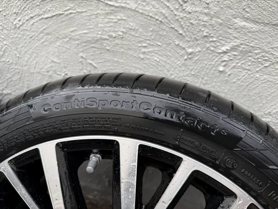 Volkswagen Passat 18" Alloy Wheels with Good Tyres