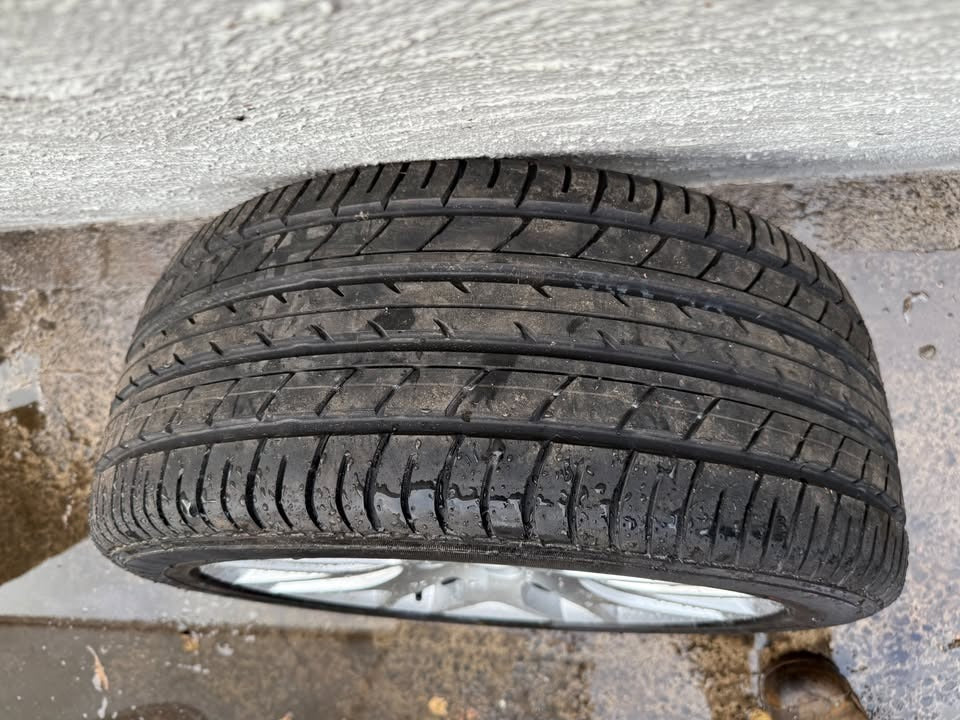 Holden Commodore 18 Inch Alloy Wheel with Brand New Tyre *Delivery*