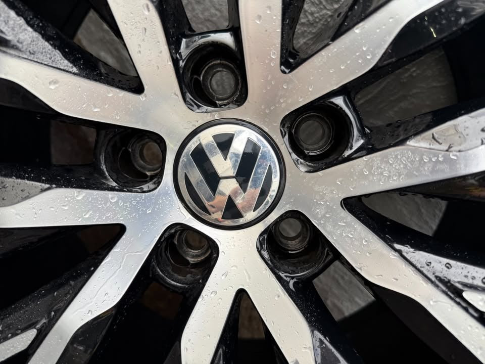 Volkswagen Passat 18" Alloy Wheels with Good Tyres