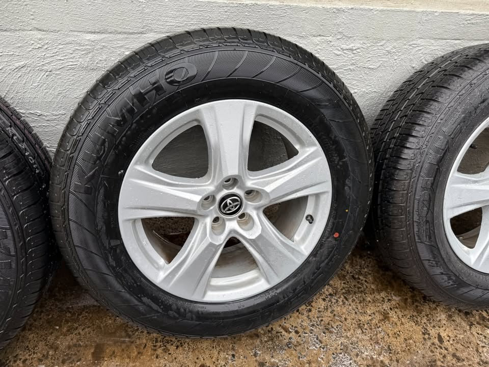 Toyota RAV4 18" Alloy Wheels with Like New Tyres