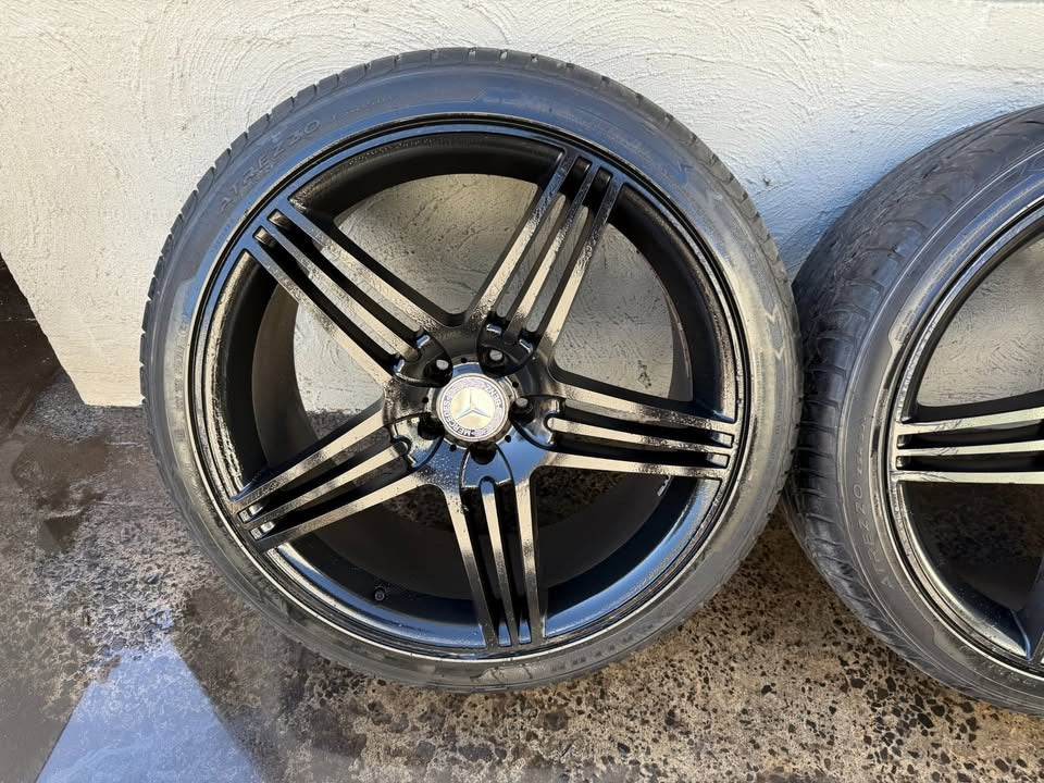 Mercedes Benz 22" ML Black Alloy Wheels with Excellent Tyres