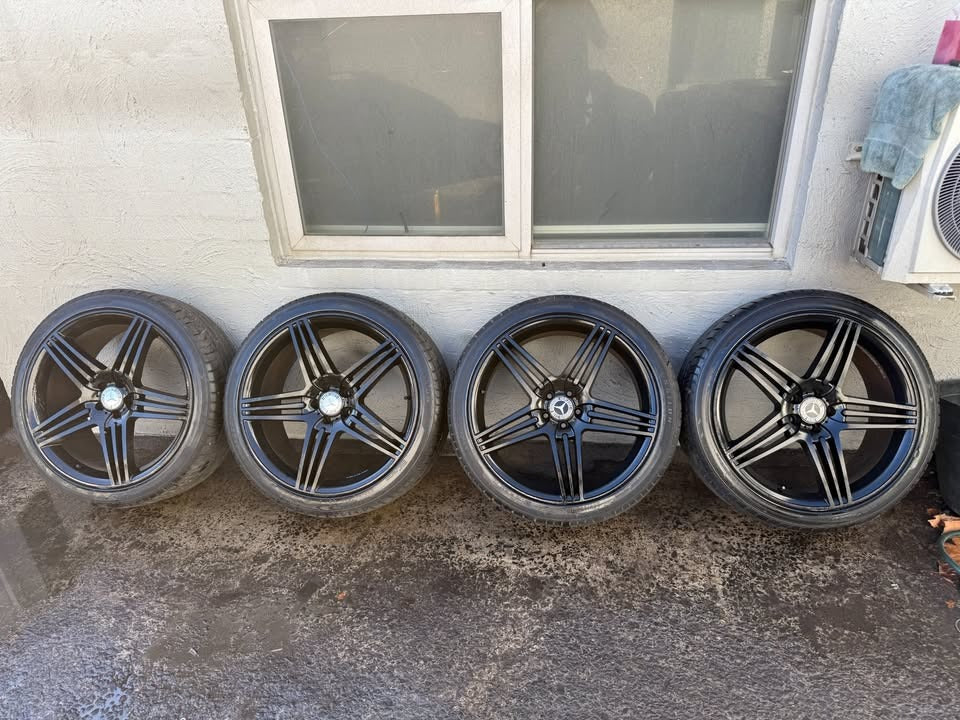 Mercedes Benz 22" ML Black Alloy Wheels with Excellent Tyres
