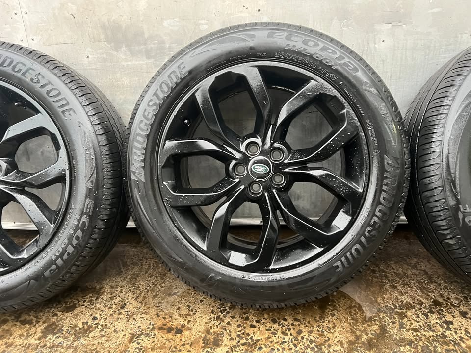 Land Rover Discovery Sport 19" Alloy Wheels with Tyres