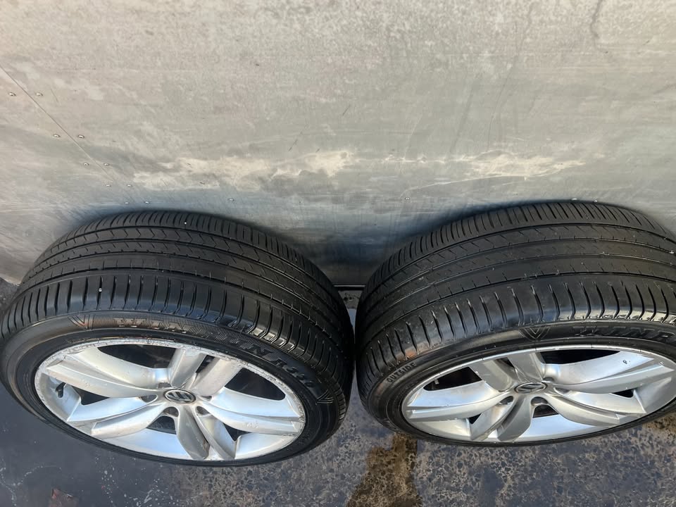 Volkswagen Touareg 20" Alloy Wheels with Good Tyres