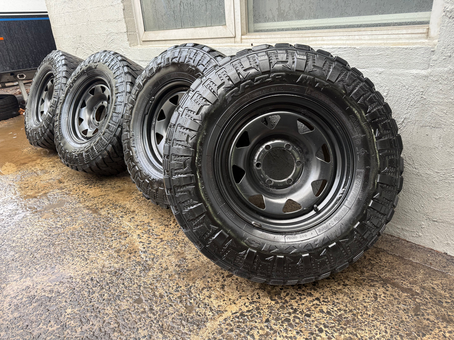 Maxxis Razr 32” M/T Tyres on 6 Stud Rims