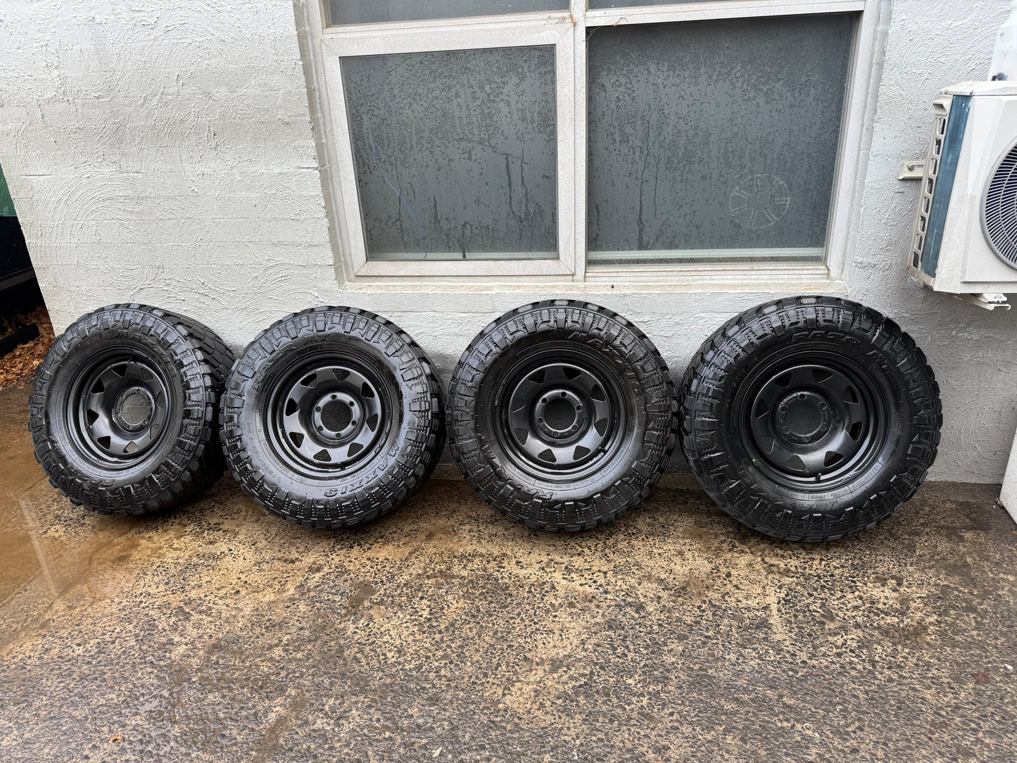 Maxxis Razr 32” M/T Tyres on 6 Stud Rims