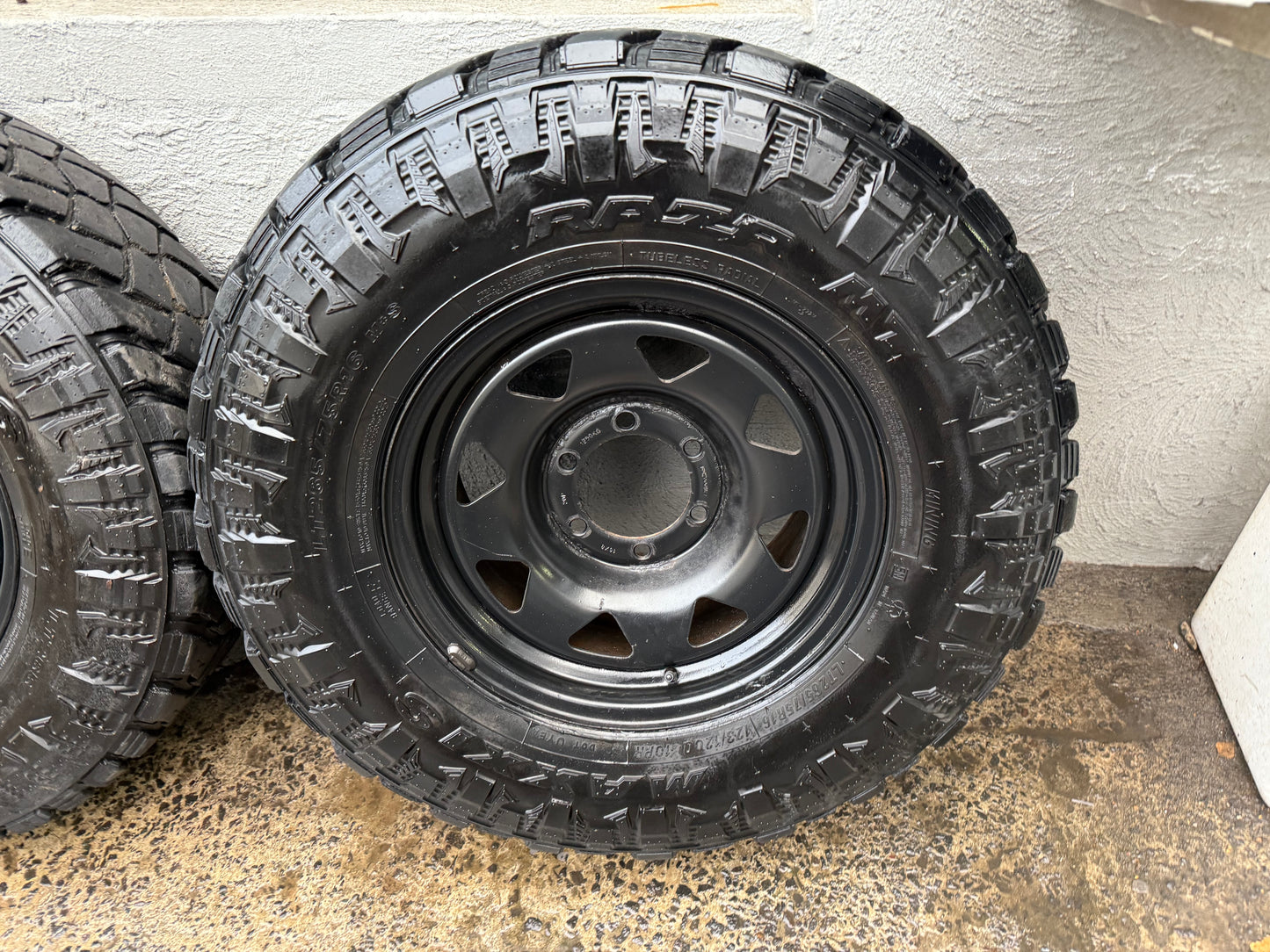 Maxxis Razr 32” M/T Tyres on 6 Stud Rims