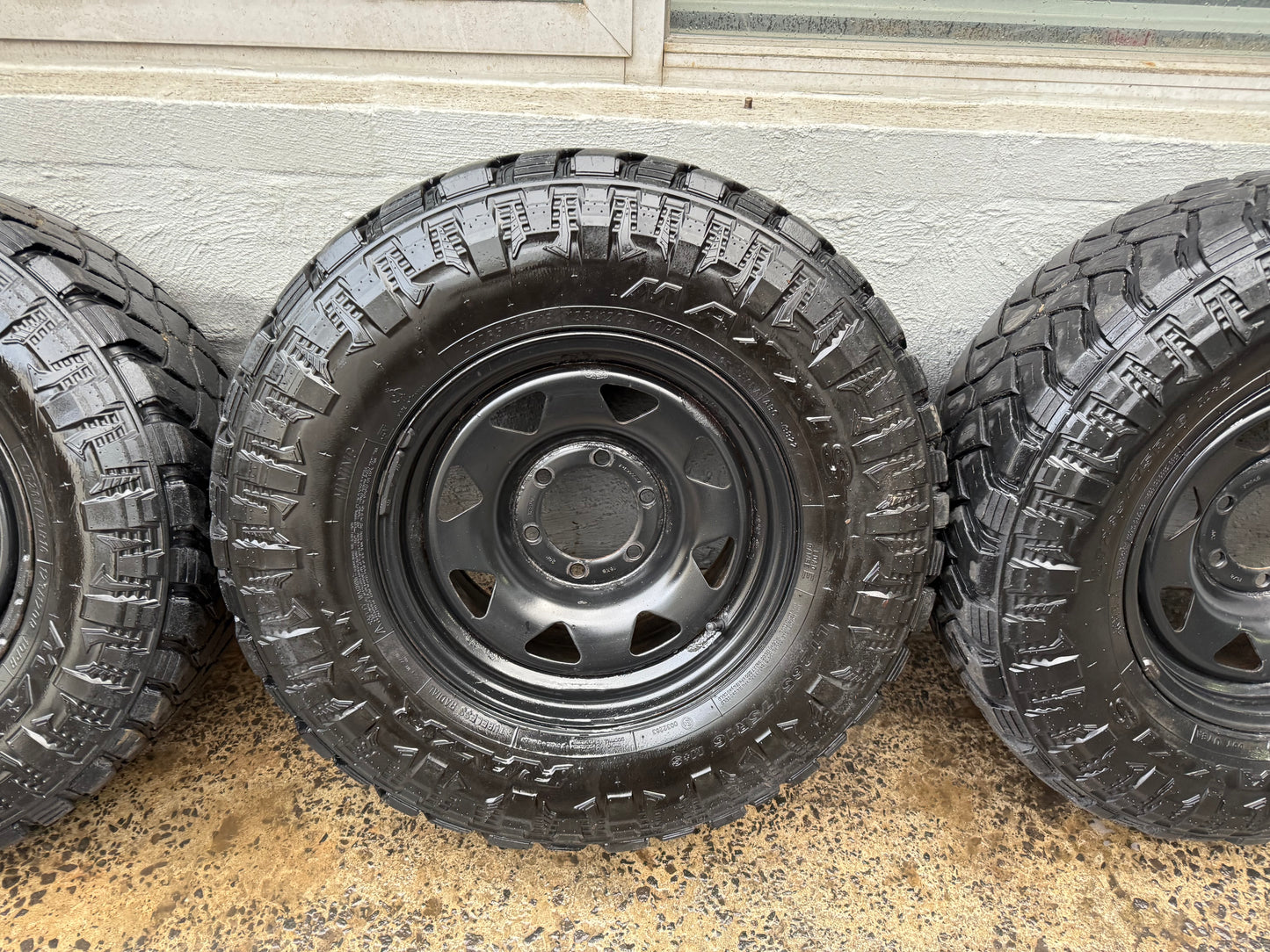 Maxxis Razr 32” M/T Tyres on 6 Stud Rims