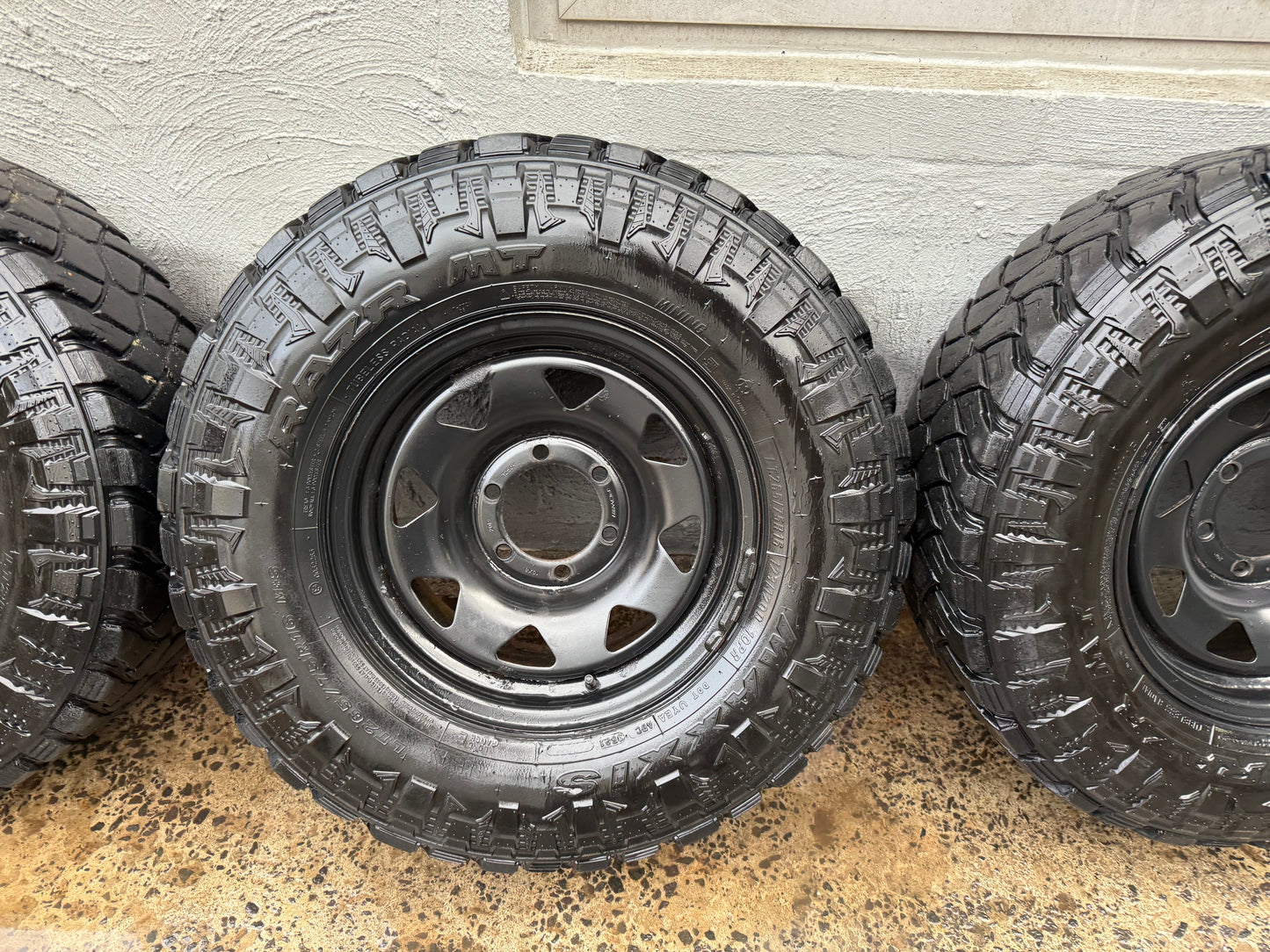 Maxxis Razr 32” M/T Tyres on 6 Stud Rims