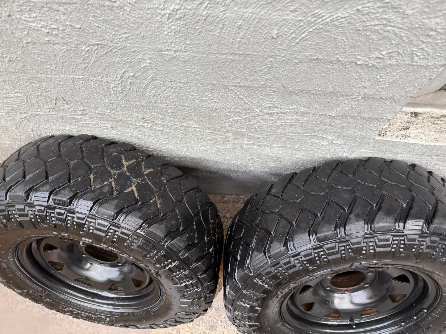 Maxxis Razr 32” M/T Tyres on 6 Stud Rims