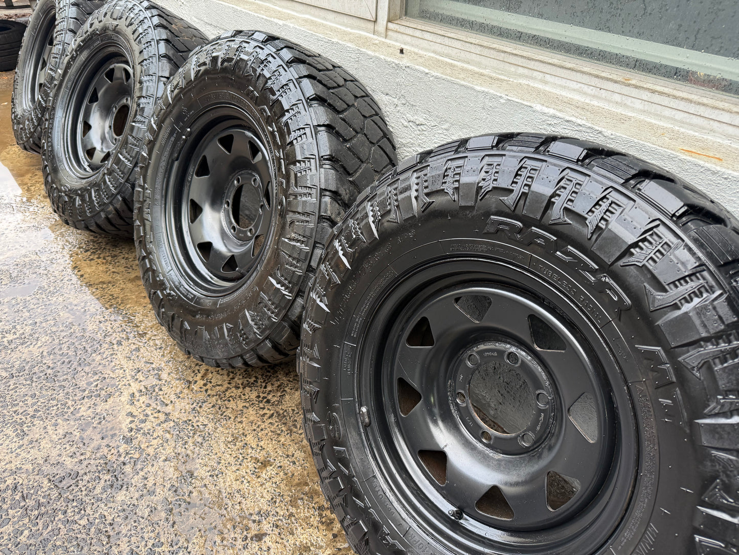 Maxxis Razr 32” M/T Tyres on 6 Stud Rims