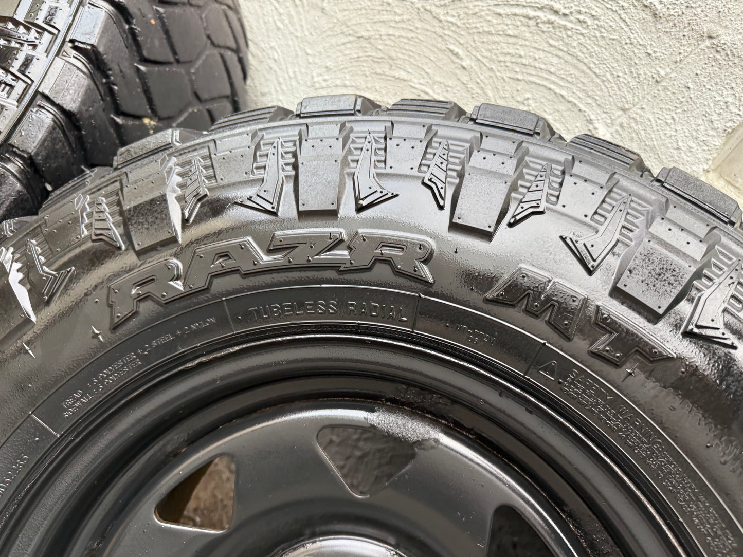 Maxxis Razr 32” M/T Tyres on 6 Stud Rims