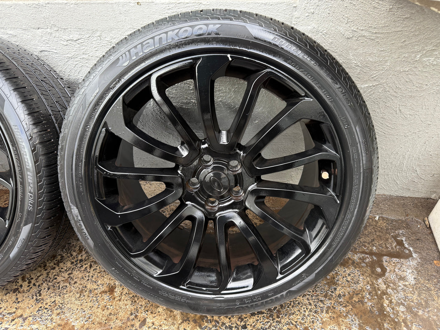 22” Black Alloy Wheels with Very Good Tyres
