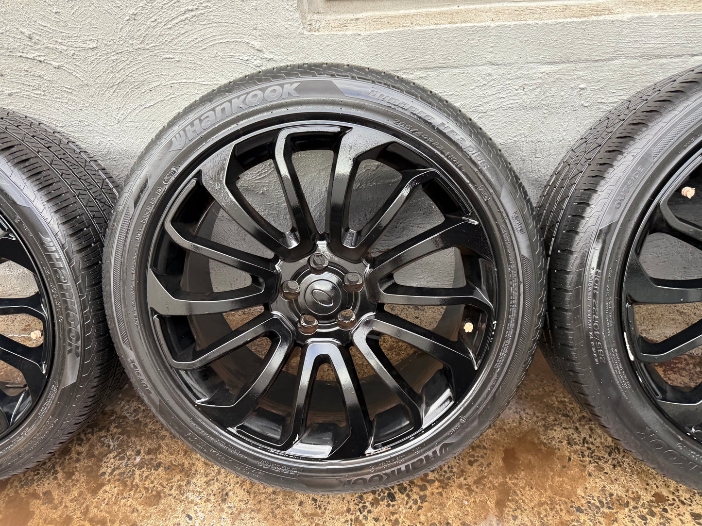 22” Black Alloy Wheels with Very Good Tyres