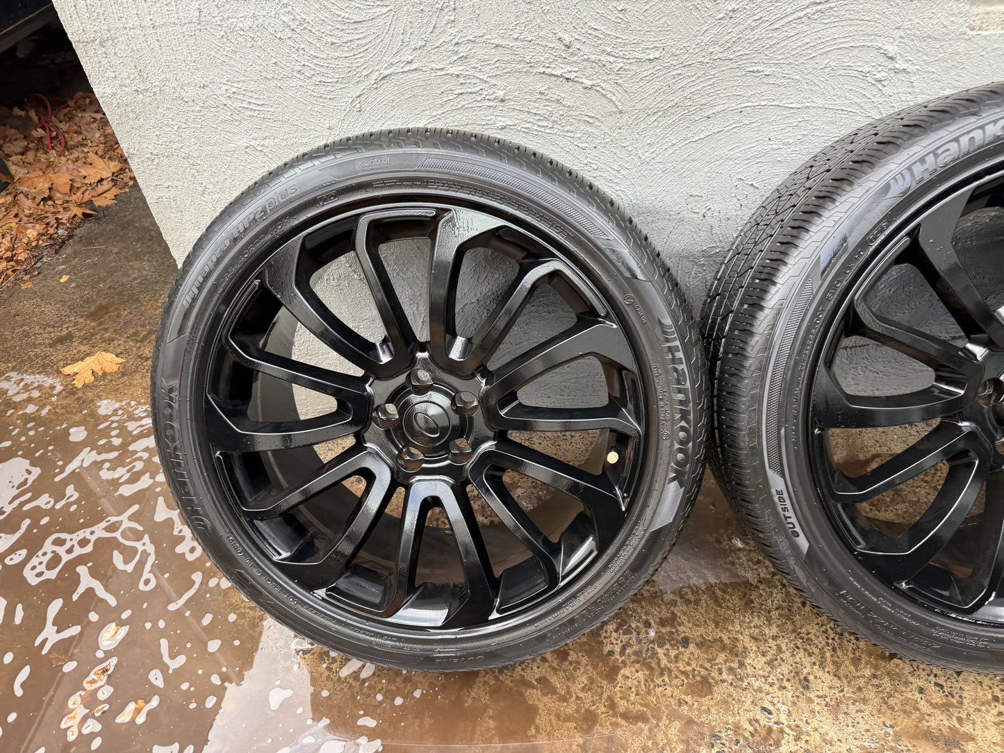 22” Black Alloy Wheels with Very Good Tyres