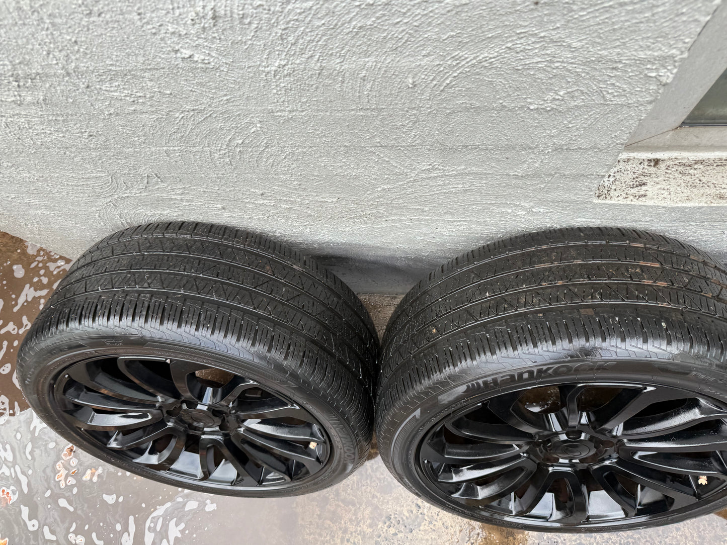 22” Black Alloy Wheels with Very Good Tyres