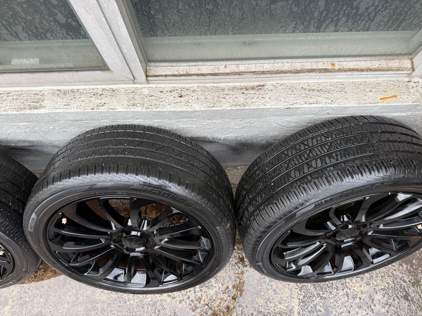 22” Black Alloy Wheels with Very Good Tyres