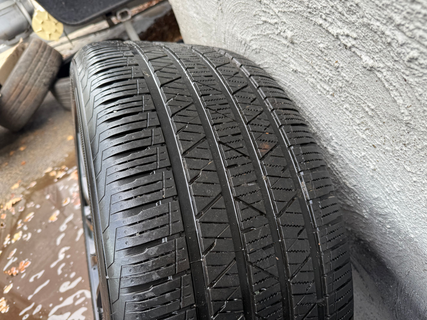 22” Black Alloy Wheels with Very Good Tyres