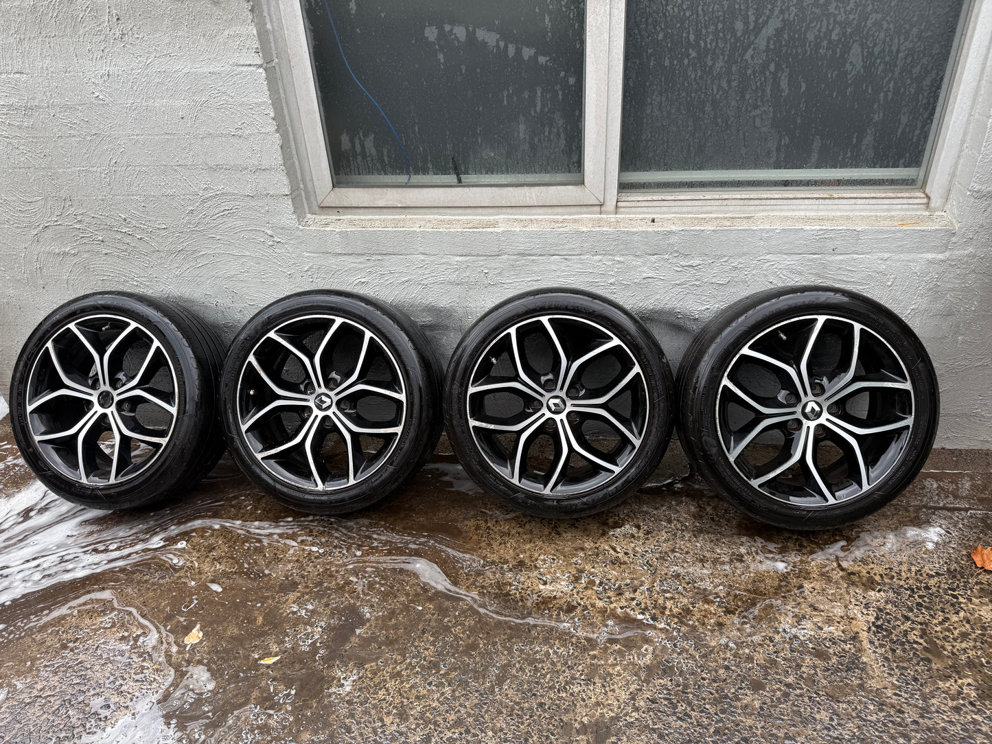Renault SM3 18” Alloy Wheels with Good Tyres