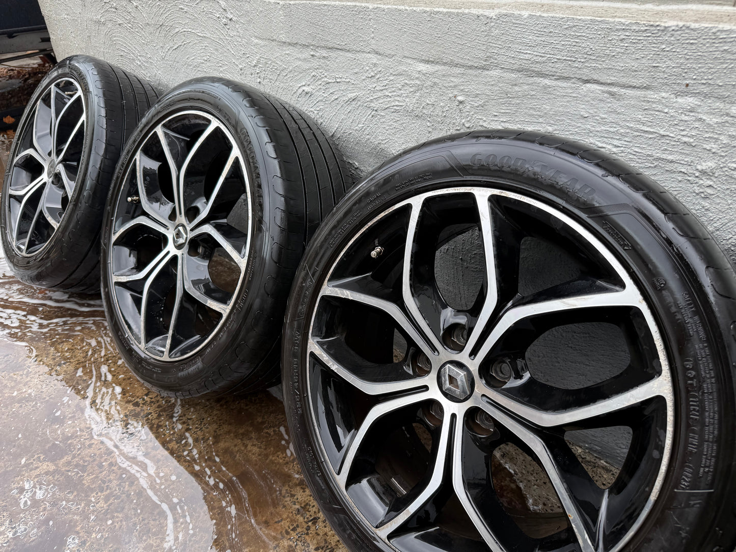 Renault SM3 18” Alloy Wheels with Good Tyres
