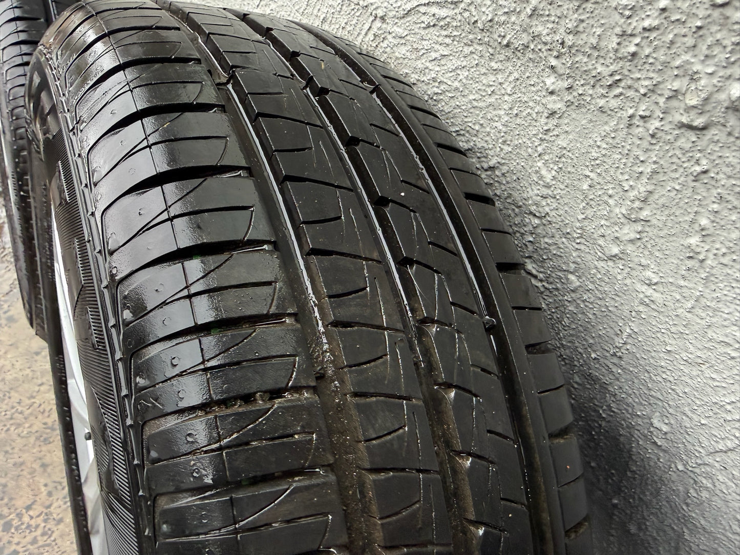 Volkswagen Golf 15” Alloy Wheels with Excellent Tyres