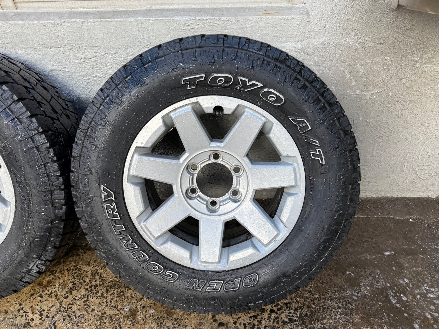 Toyota FJ Cruiser 17” Alloy Wheels with Excellent Tyres