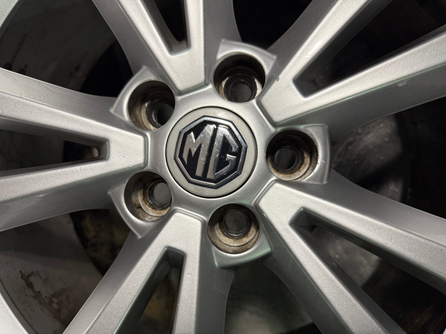MG6 GT 17” Alloy Wheels with Excellent Tyres