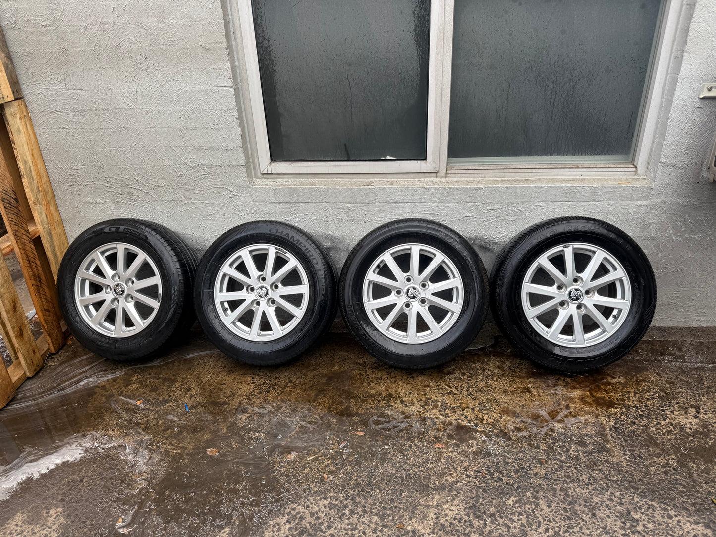 Holden Commodore VE/VF 16” Alloy Wheels with Excellent Tyres