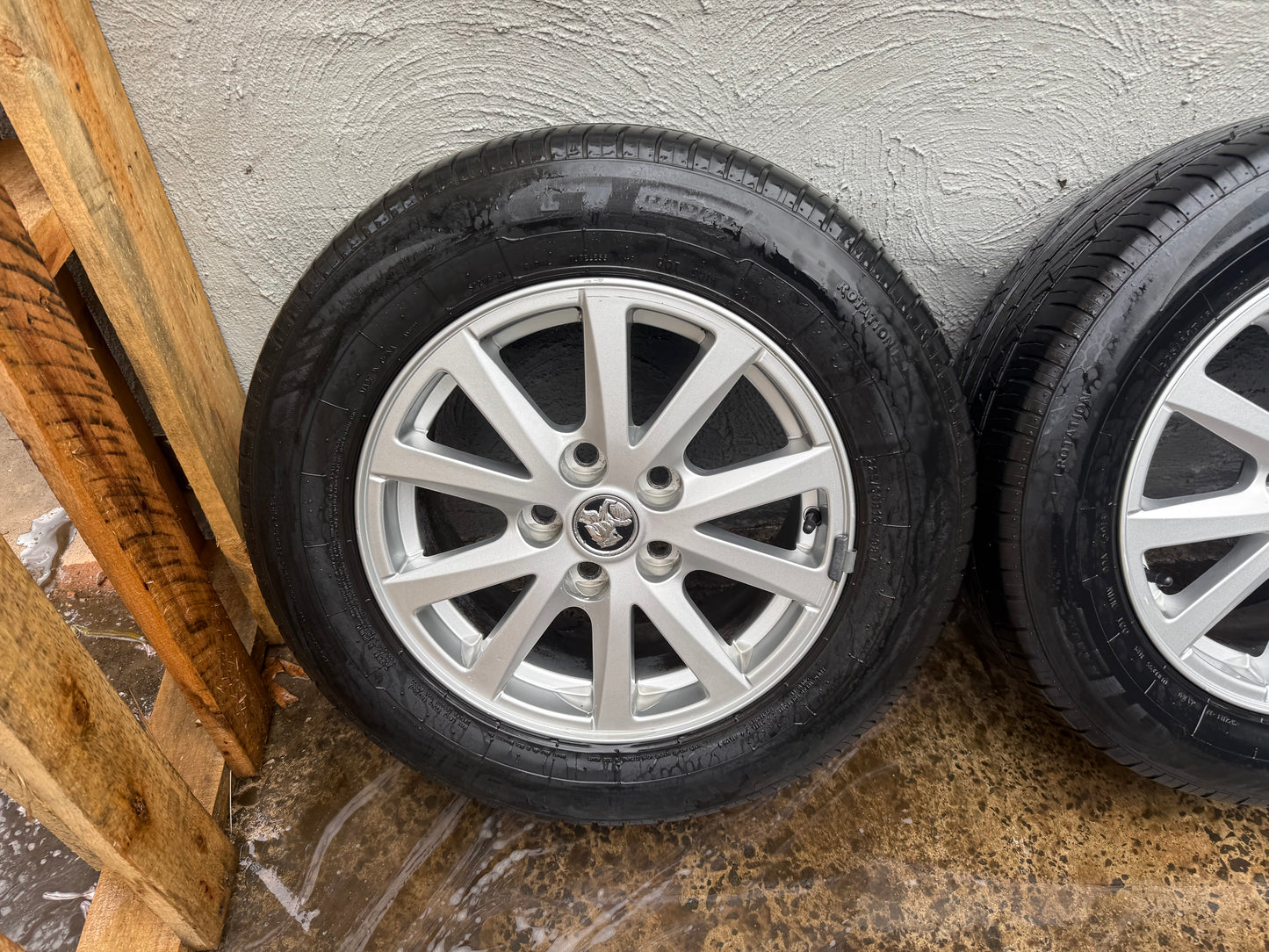 Holden Commodore VE/VF 16” Alloy Wheels with Excellent Tyres