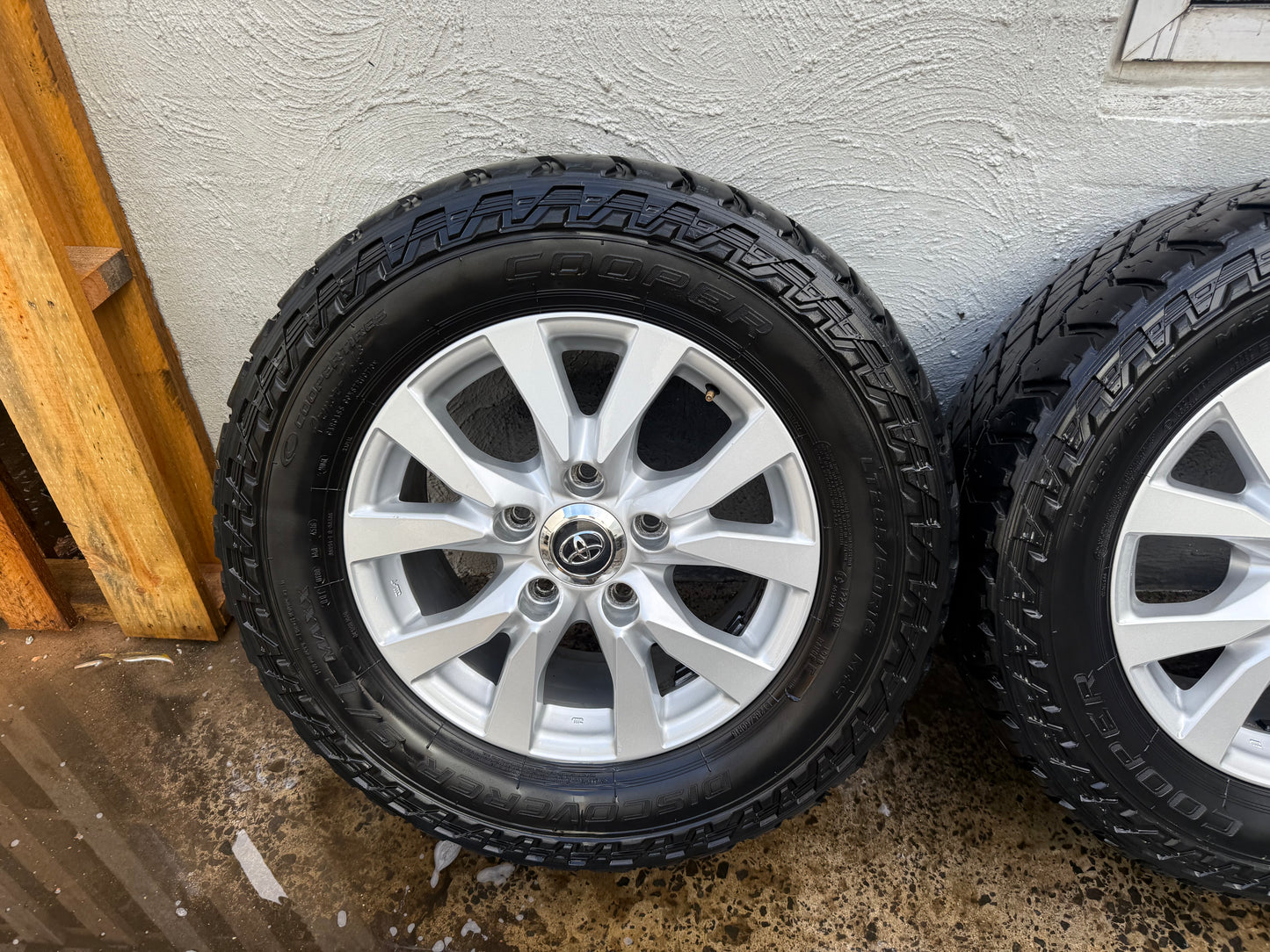 Toyota Landcruiser 18” 200 Series Sahara Alloy Wheels with Cooper Tyres