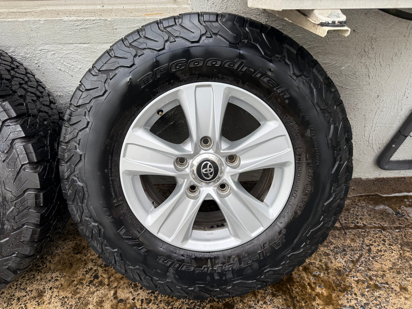 Toyota Landcruiser 200 Series Sahara 17” Alloy Wheels with Good Tyres